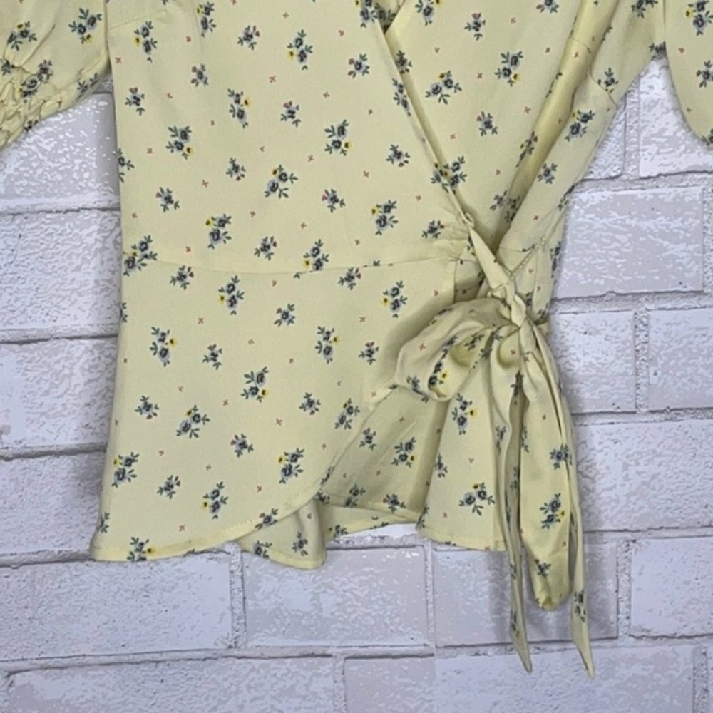 NWT BCBGeneration Ditsy Daisy Wrap Top - Picture 4 of 9